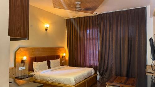 Destinations Desire FabHotel Monalisa