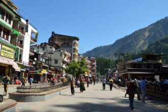 Mall Road Manali shopping area
