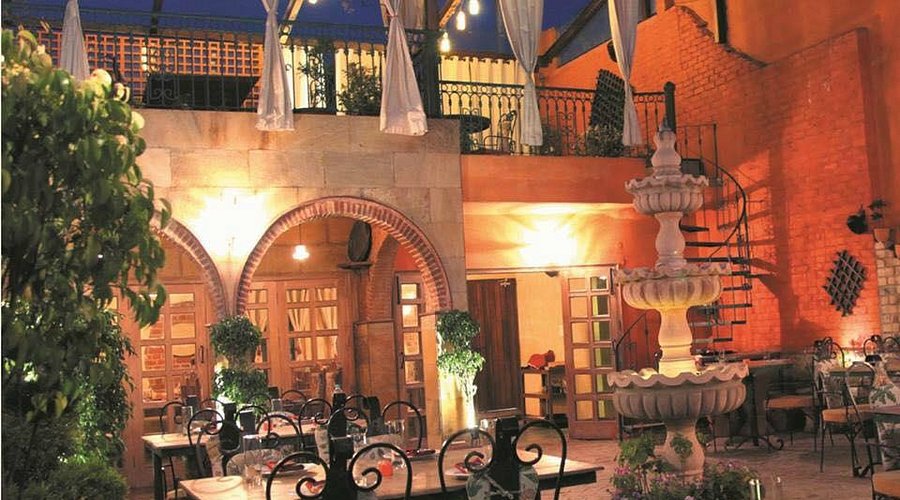 Heart melting small cafe Hudson Lane Delhi